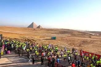 Giza Piramitleri Yarı Maratonu: Renkli Bir Yarış