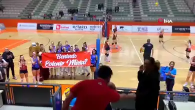 Voleybol Maçında Romantik Evlilik Teklifi!