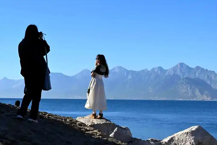 Antalya'da Güneşli Hava: Sahiller Doldu